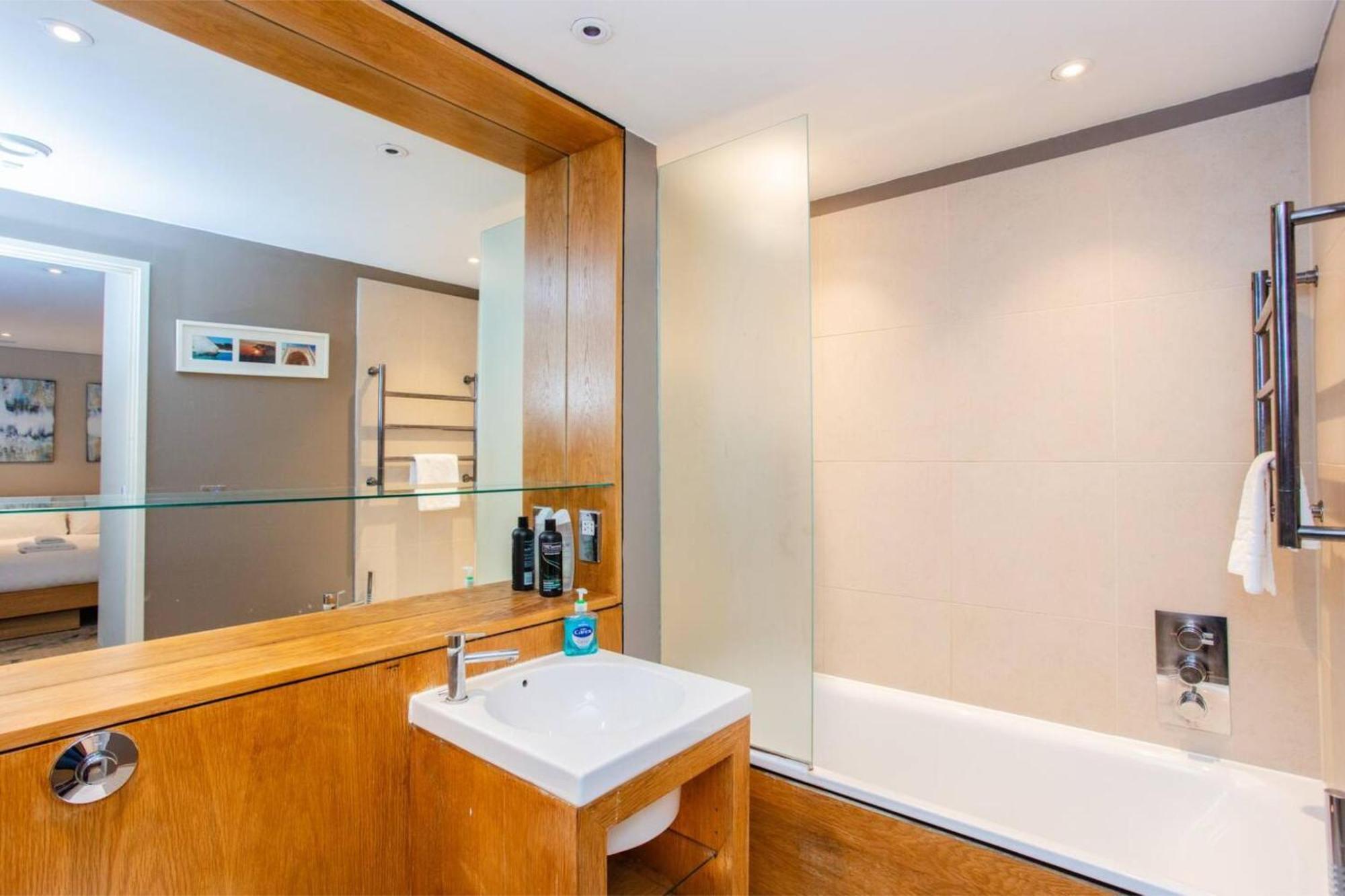 Modern 3 Bedroom Apartment In Paddington 런던 외부 사진