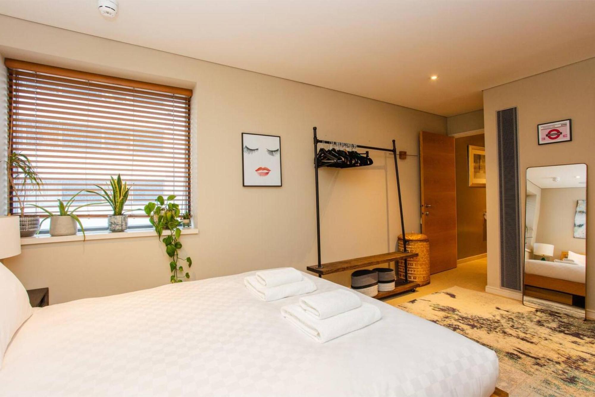 Modern 3 Bedroom Apartment In Paddington 런던 외부 사진