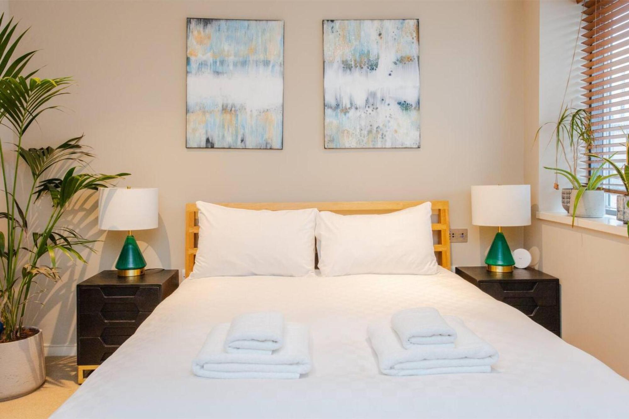 Modern 3 Bedroom Apartment In Paddington 런던 외부 사진