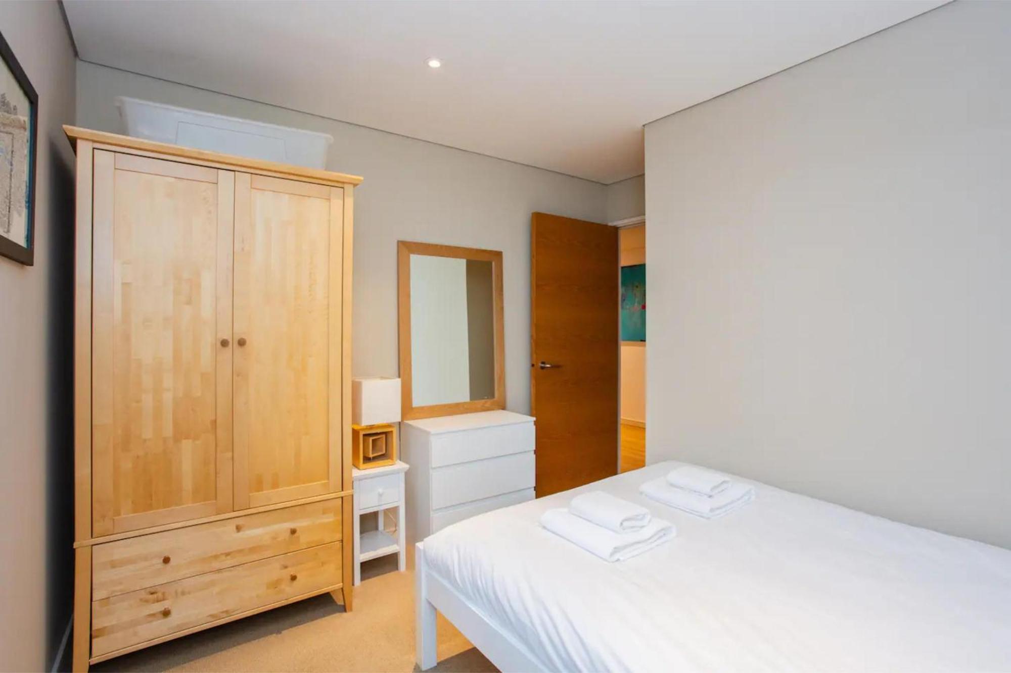 Modern 3 Bedroom Apartment In Paddington 런던 외부 사진